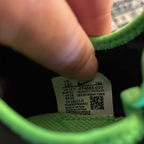 NIB Green and black Nike slip-on little kid size 13c - Picture 7 of 7